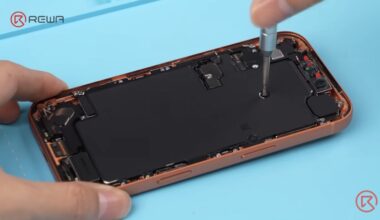 iPhone 17 Pro purettavana REWA Technologyn videolla.