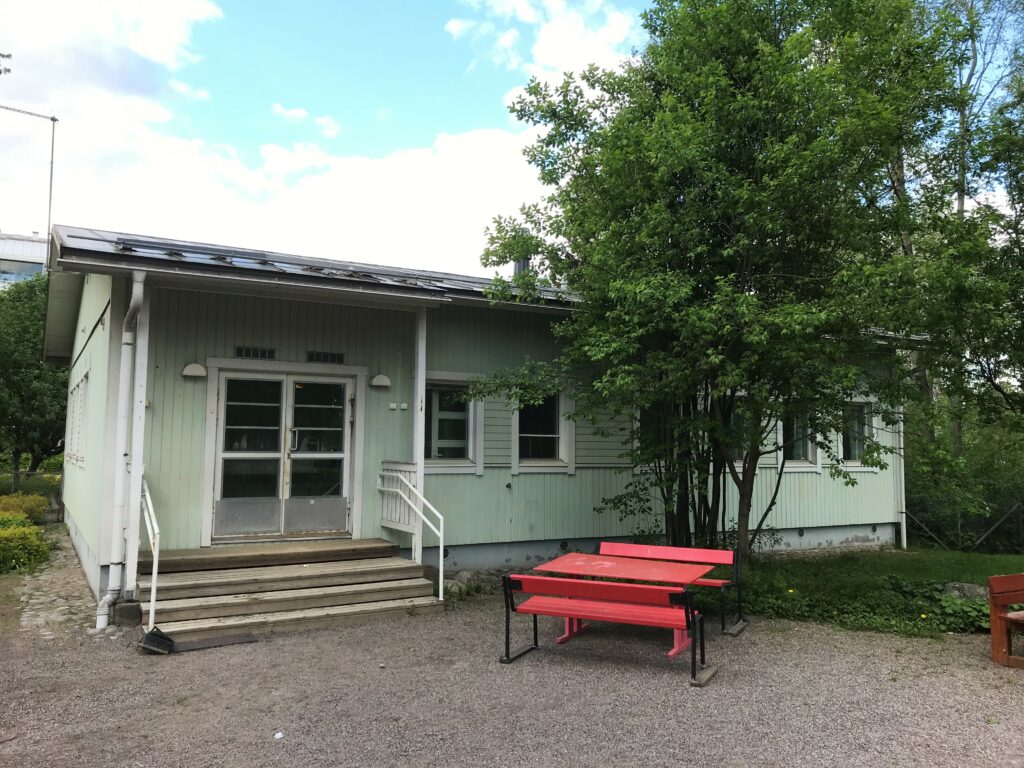 Järvenpään opiston rakennus ulkoa päin
