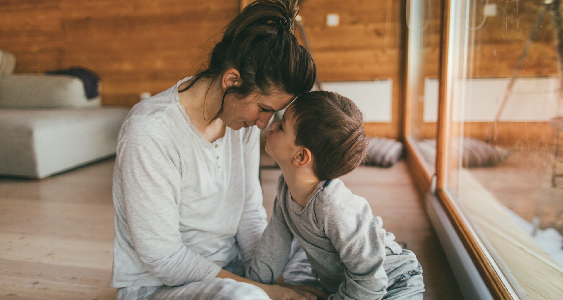 Tämä kasvatustyyli suojaa lasta sosiaaliselta ahdistukselta – erityisesti äitien oltava tarkkana