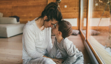 Tämä kasvatustyyli suojaa lasta sosiaaliselta ahdistukselta – erityisesti äitien oltava tarkkana