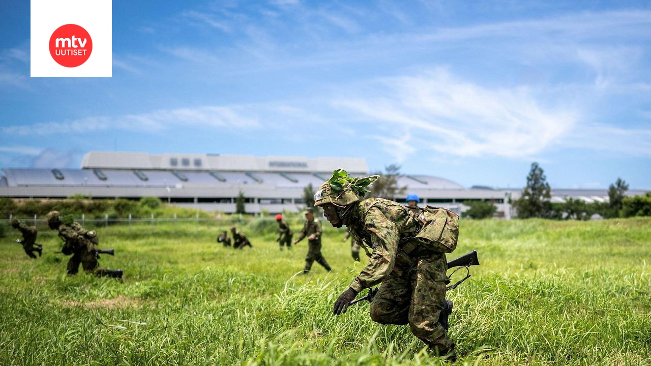 Japanin itsepuolustusjoukot harjoittelevat Okinawan saarella.