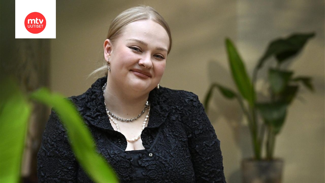 Aalto-yliopistosta taiteen maisteriksi valmistunut Enni Lähderinne palkittiin Vuoden nuorena suunnittelijana 2025.