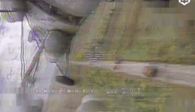 Harvinainen droneisku, hyökkääjän helikopteri putoaa tulipallona maahan