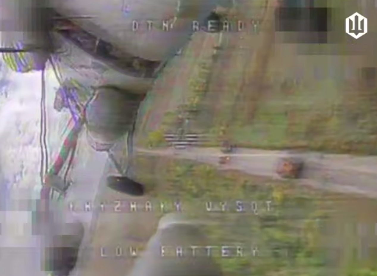 Harvinainen droneisku, hyökkääjän helikopteri putoaa tulipallona maahan
