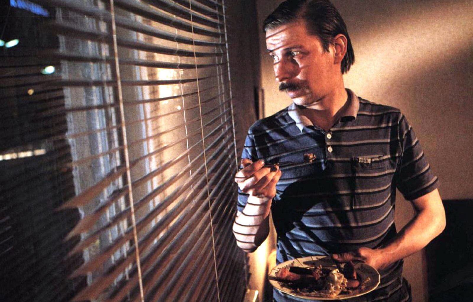 Päivällä tv:ssä: Vuoden 1986 Suomi-leffa on yksi parhaista kautta aikojen - ja koska on "makkara ja kananmuna näyttänyt niin herkulliselta"?