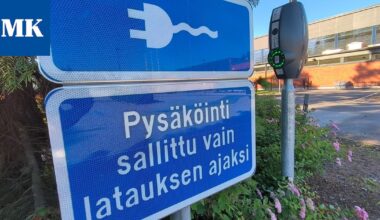 Uusien henkilöautojen myynti laahaa yhä, mutta sähköistyminen etenee