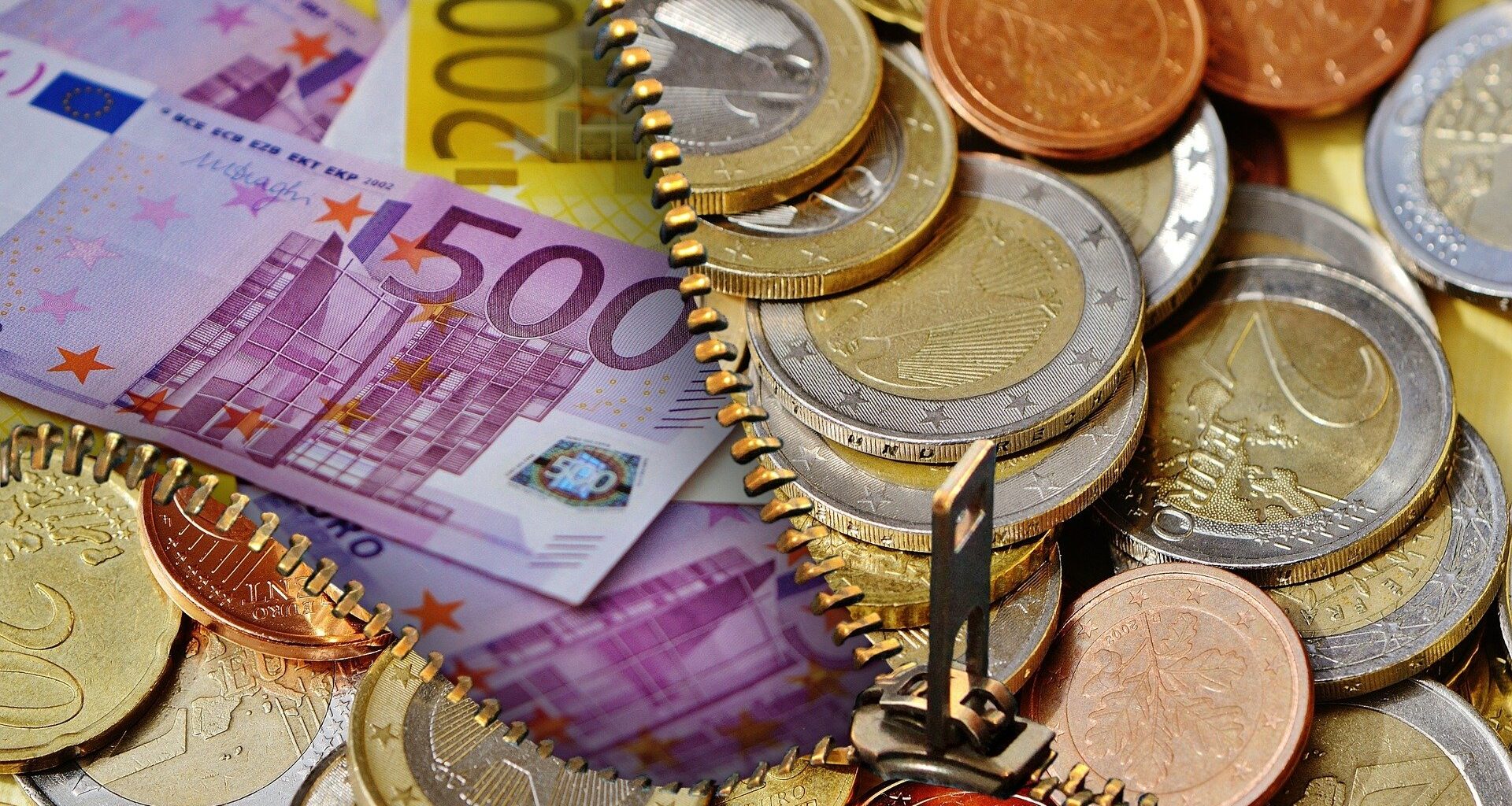 Asiantuntija kertoo: Näin sata euroa kuussa kasvaa 300000 euroon