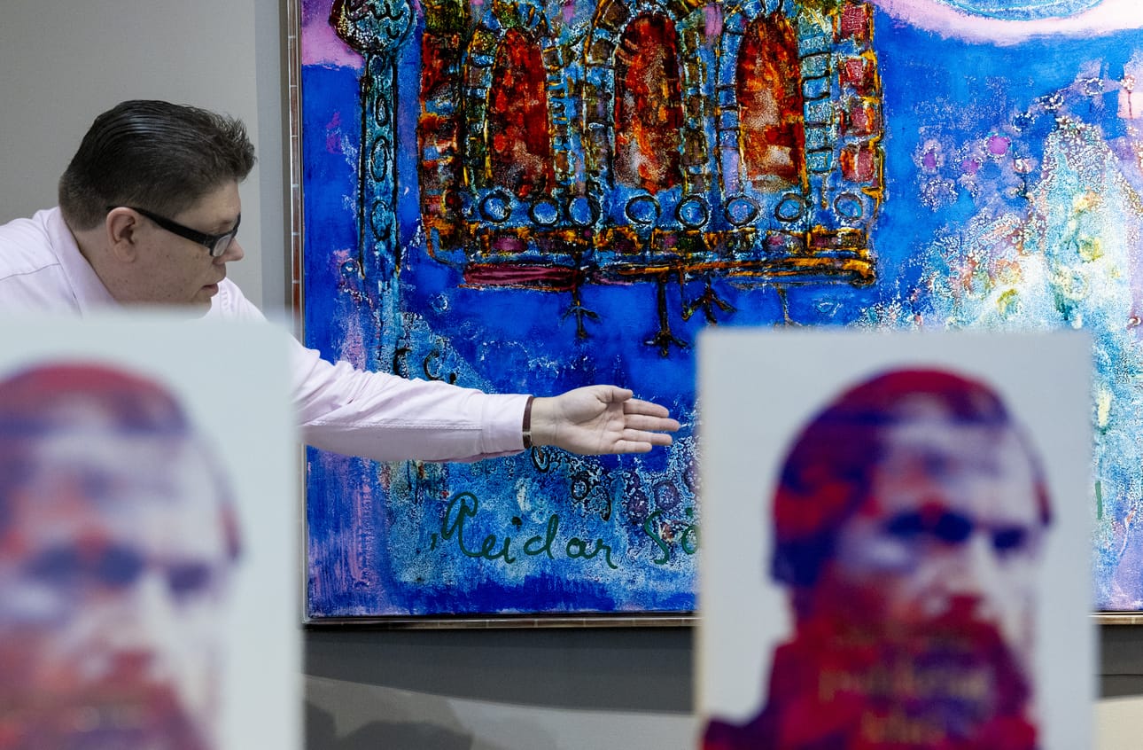 Taidekeräilijä Timo Korkiamäki on Reidar Särestöniemen Oulun-näyttelyn puuhamies. Korkiamäen omistama Tundran kellot vuodelta 1971 on nähtävillä Torikadun uudessa galleriassa.