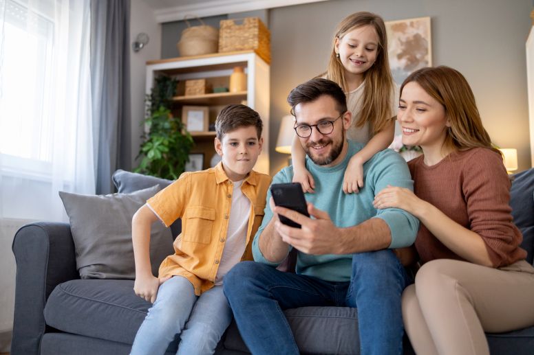 Laki puuttuu nyt älylaitteisiin kouluissa – miten hallita digiarkea kotona?