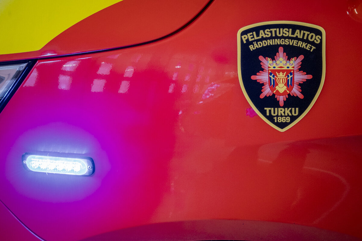 Henkilöauto päätyi katolleen ulosajossa Pöytyällä