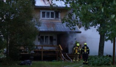 Omakotitalon asukkaat heräsivät aamuyöstä tulipaloon Salossa, talo paloi käyttökelvottomaksi