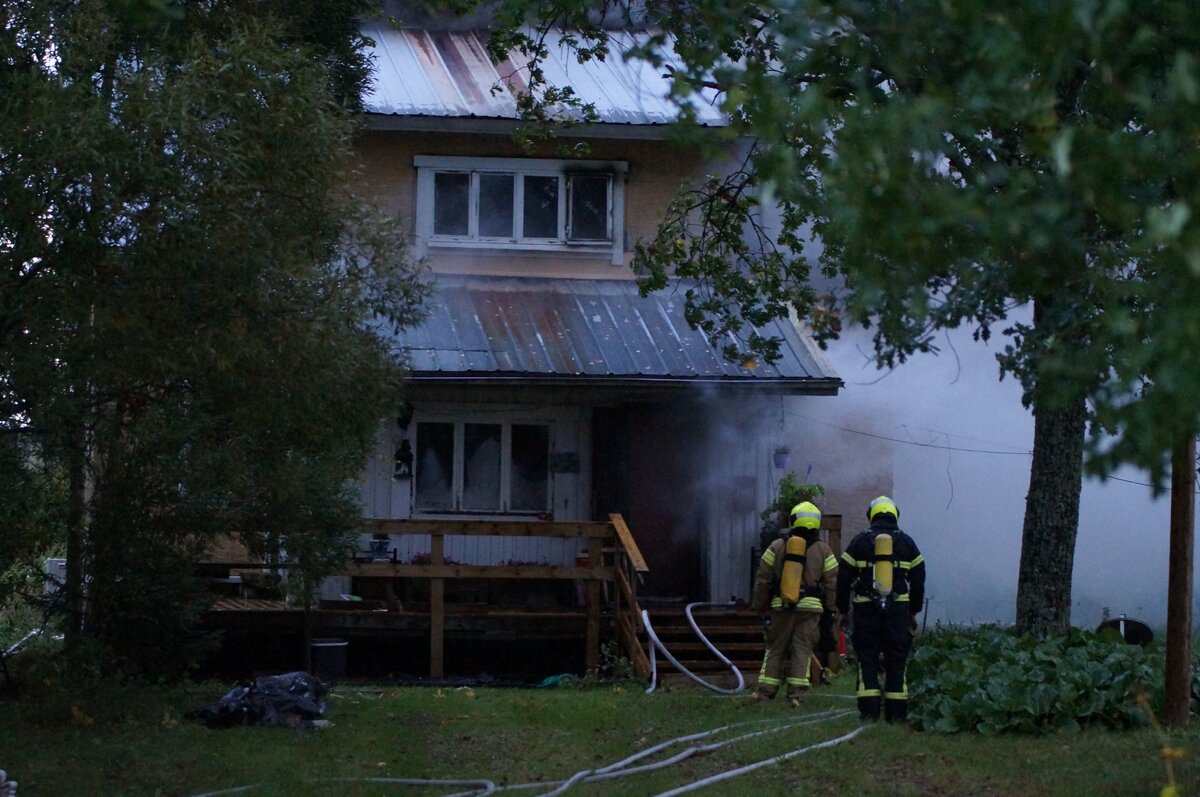Omakotitalon asukkaat heräsivät aamuyöstä tulipaloon Salossa, talo paloi käyttökelvottomaksi