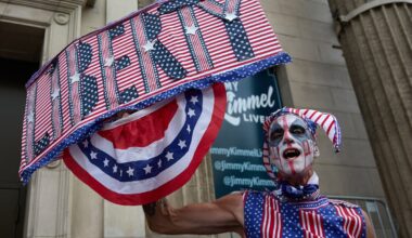 Aktivisti piteli Vapaus-kylttiä Jimmy Kimmel Live -ohjelman studioiden edessä Los Angelesissa 23. syyskuuta 2025. Kimmelin ohjelma palasi, vaikka edellisviikolla ABC ja Disney vetivät ohjelman pois Trumpin arvosteltua tunnetun juontajan kommentteja presidentin reaktioista Charlie Kirkin murhaan.