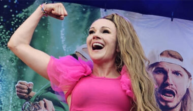 Portion Boys Italiassa – JaloTiina poseerasi Minni Hiiri -uimapuvussa – Stara.fi