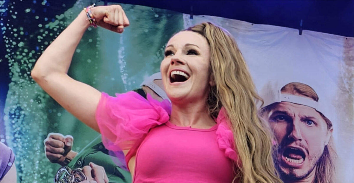 Portion Boys Italiassa – JaloTiina poseerasi Minni Hiiri -uimapuvussa – Stara.fi