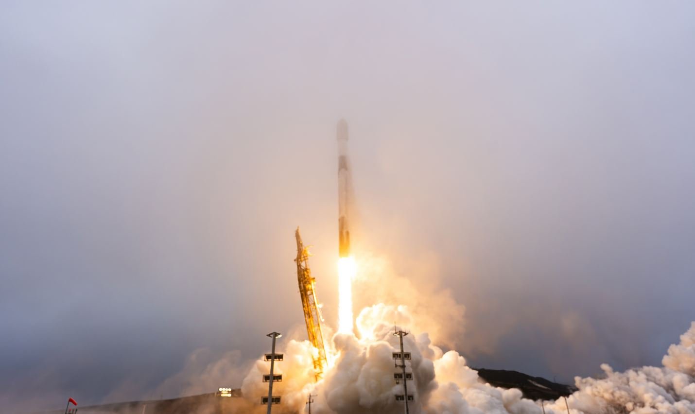 Raketti aiheutti valoilmiön Suomen taivaalla