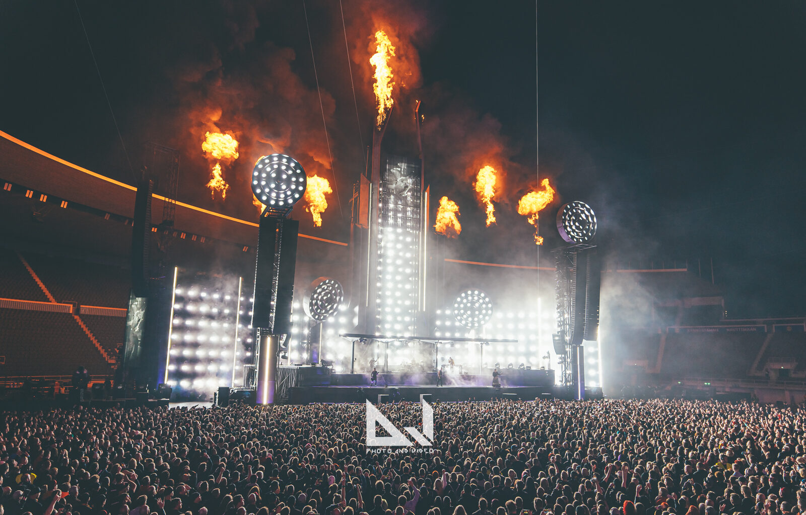 Rammstein julkaisee ”XXXIII”-keräilyboksin: kaikki 33 singleä ensimmäistä kertaa yhdessä paketissa