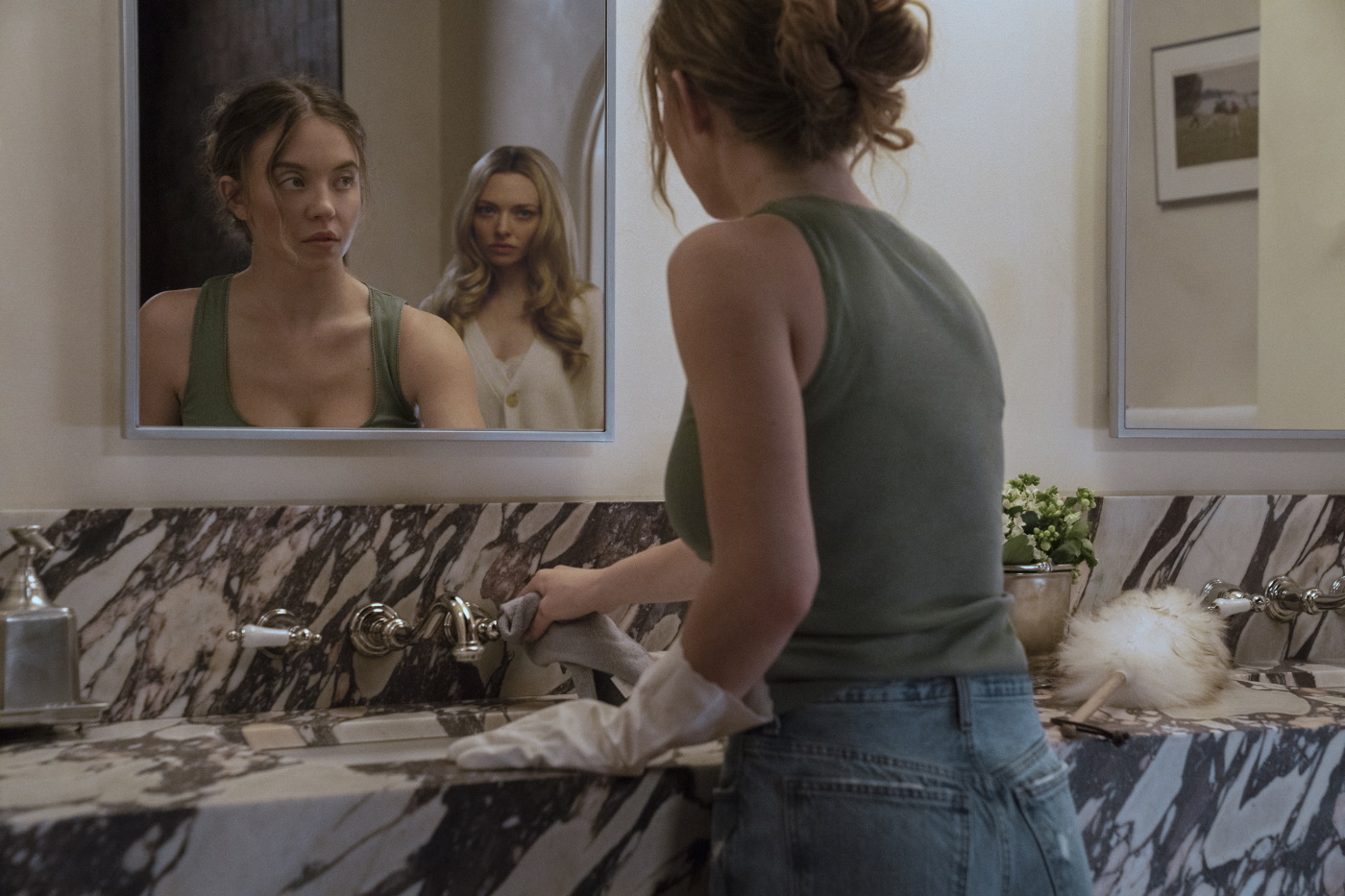 “Seksikäs vuoristorata-ajelu” - Tältä näyttää Sydney Sweeneyn ja Amanda Seyfriedin uusi The Housemaid -trilleri