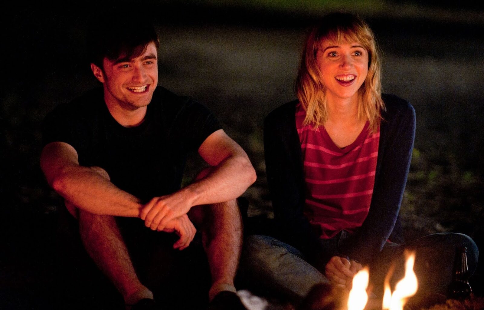 Nyt suoratoistona: Daniel Radcliffe on tässä leffassa kuin Hugh Grant! Kertoi improvisoinnin Zoen kanssa olleen tärkeää