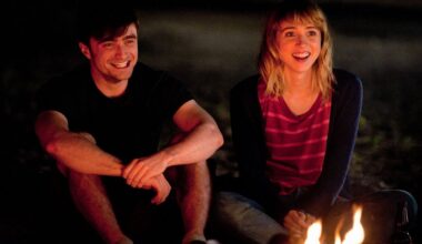 Nyt suoratoistona: Daniel Radcliffe on tässä leffassa kuin Hugh Grant! Kertoi improvisoinnin Zoen kanssa olleen tärkeää