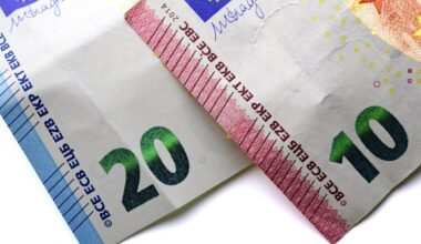 Pääkirjoitus: Kansalaiset tekevät, mitä hallitus julistaa eli säästävät