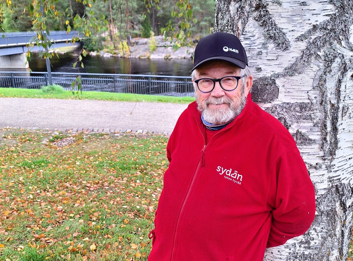 Kuhmolainen Topi Mikkola ei päässyt kokonsa takia teatterikouluun, mutta sai silti komean uran näyttelijänä – nyt on jäähyväisten aika