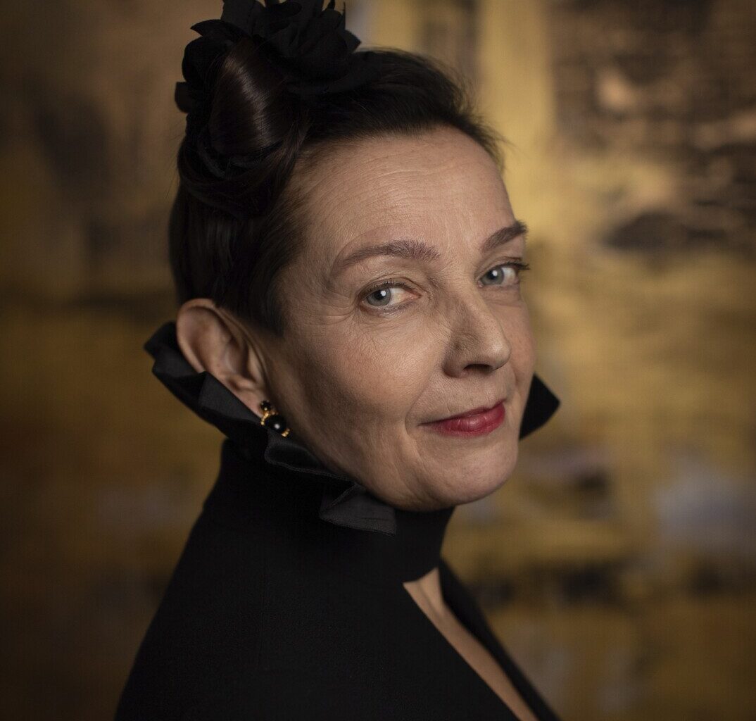 Kirja-arvio: Perholaissyntyinen taiteilija Marita Liulia haluaa ajatella isosti ‒ Julkaisi oppaan taiteilijalle