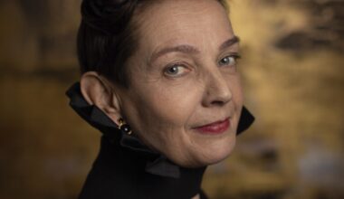 Kirja-arvio: Perholaissyntyinen taiteilija Marita Liulia haluaa ajatella isosti ‒ Julkaisi oppaan taiteilijalle