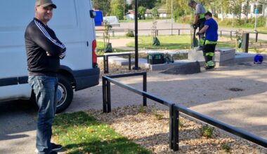 Muistolehdon taideteos asennettiin paikalleen – Katso kuvat ja video