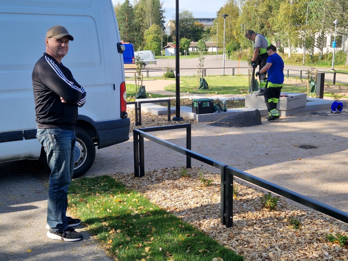 Muistolehdon taideteos asennettiin paikalleen – Katso kuvat ja video