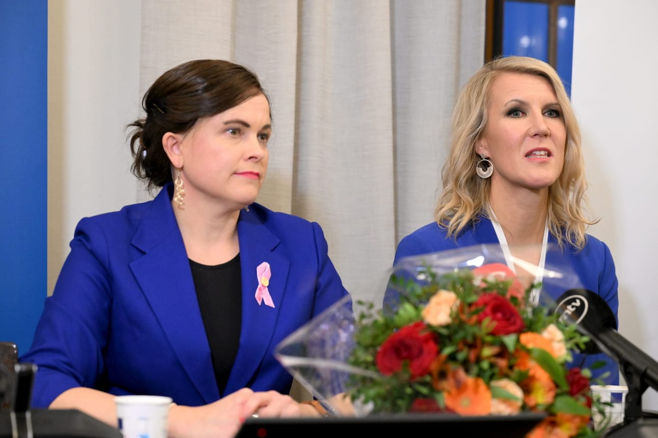 Oululainen kansanedustaja Mari-Leena Talvitie (kuvassa vasemmalla) aloittaa tiede- ja kulttuuriministerin pestinsä aiottua aiemmin Sari Multalan siirtyessä ympäristö- ja ilmastoministeriksi.