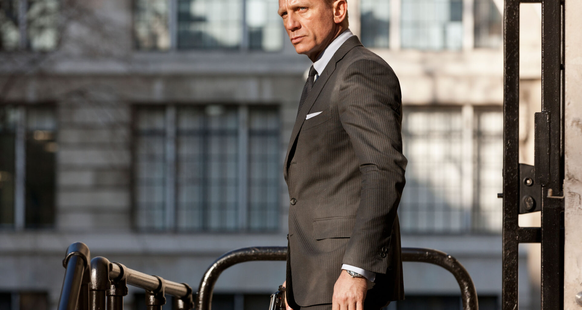 007 Skyfall pehmentää Bondia hienovaraisella ironialla