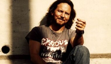 Pearl Jam -keulakuvan keikalla kuultiin niin The Whota, Led Zeppeliniä kuin Devoakin - videoita tarkastettavissa