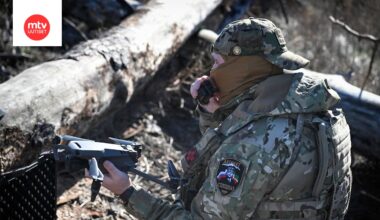 Venäjä teki laajan drooni-iskun Ukrainaan. Kuvassa venäläissotilas ja drooni