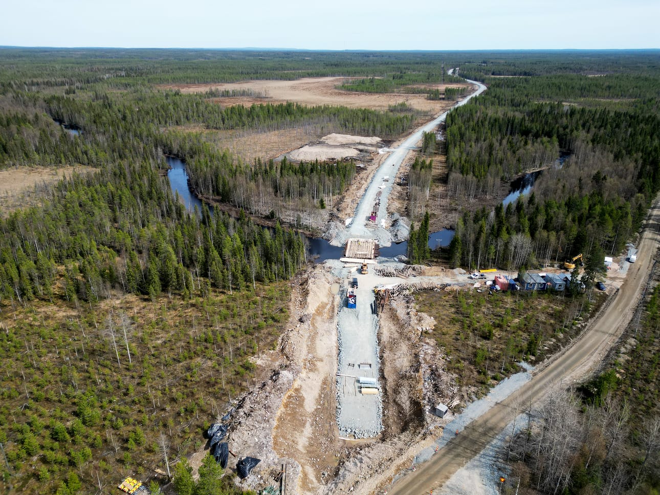 Suhangon kaivostie valmistui viime syksynä. Tässä tietä rakennetaan viime kesänä.