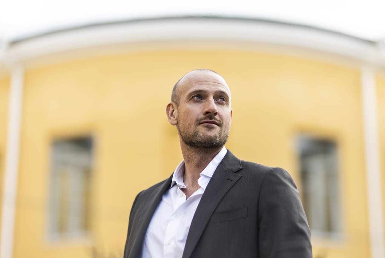 Kaupallisen alan koulutuksen saanut Max Seeck sanoo, että markkinoinnin osaamisesta on ollut hyötyä kirja-alalla. Hänen mielestään jokaisen kirjailijan pitäisi käydä markkinointikurssi.