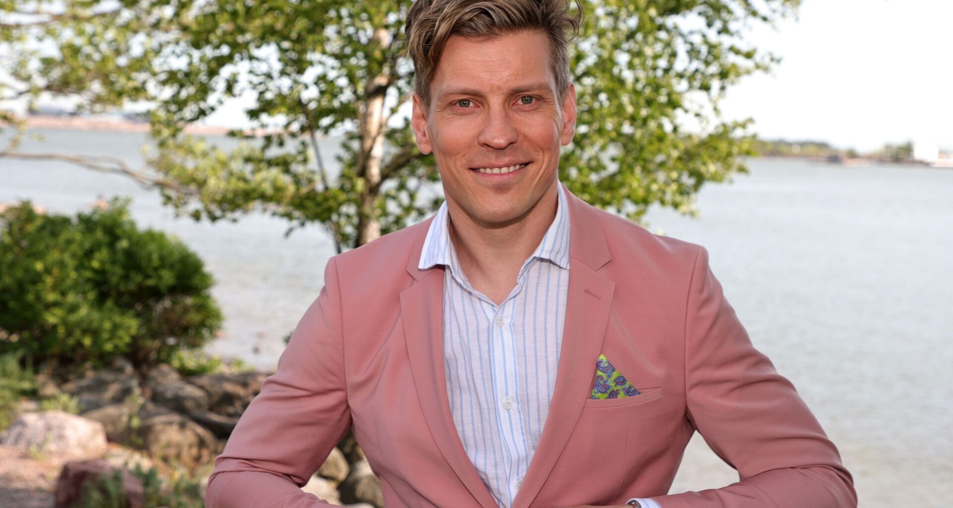 Antti Holma ja rakas hurmaavassa yhteiskuvassa