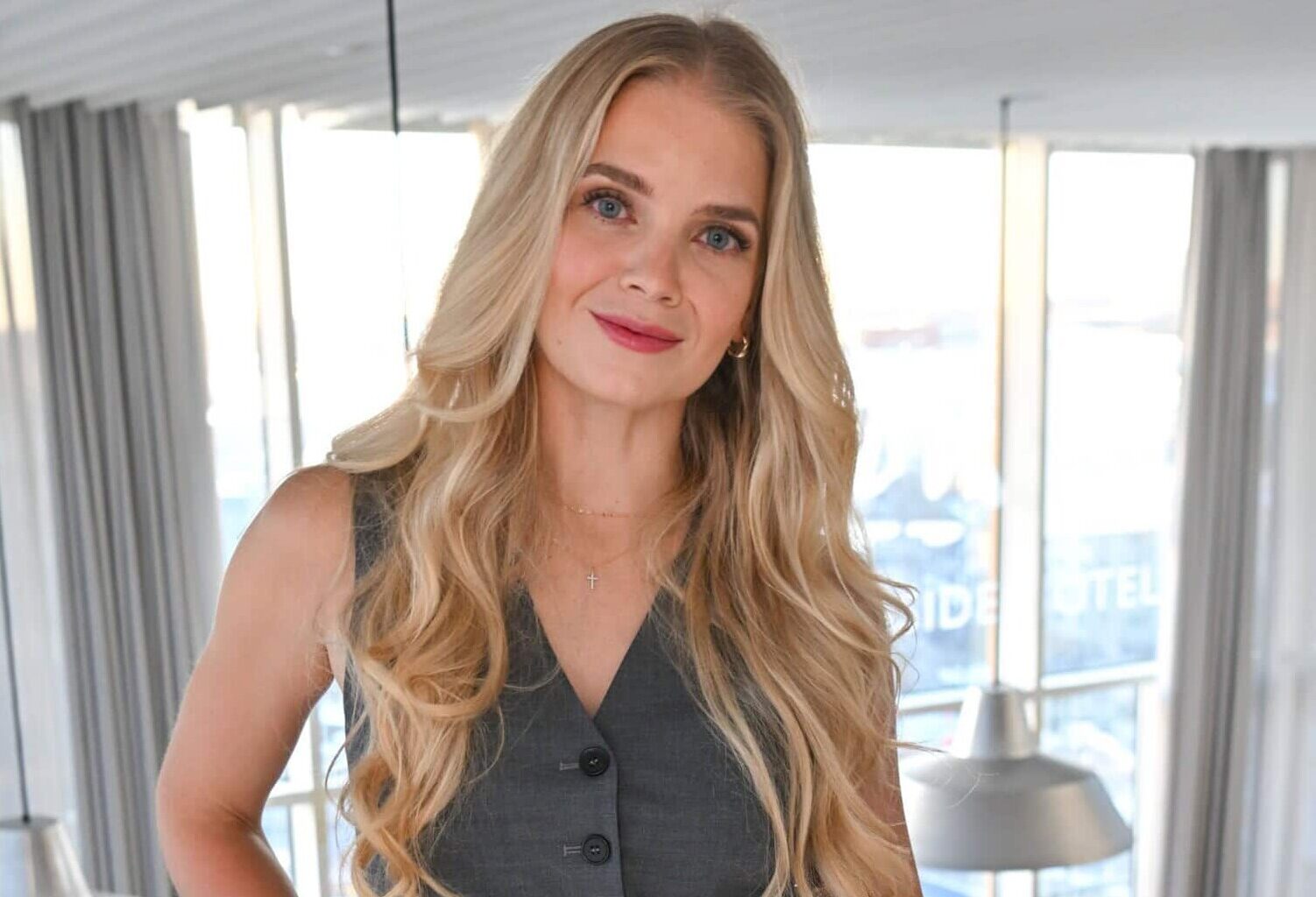 Lotta Hintsa esittelee raskausvatsaansa – ”Voisi olla pastaa, jäätelöä tai vauva”