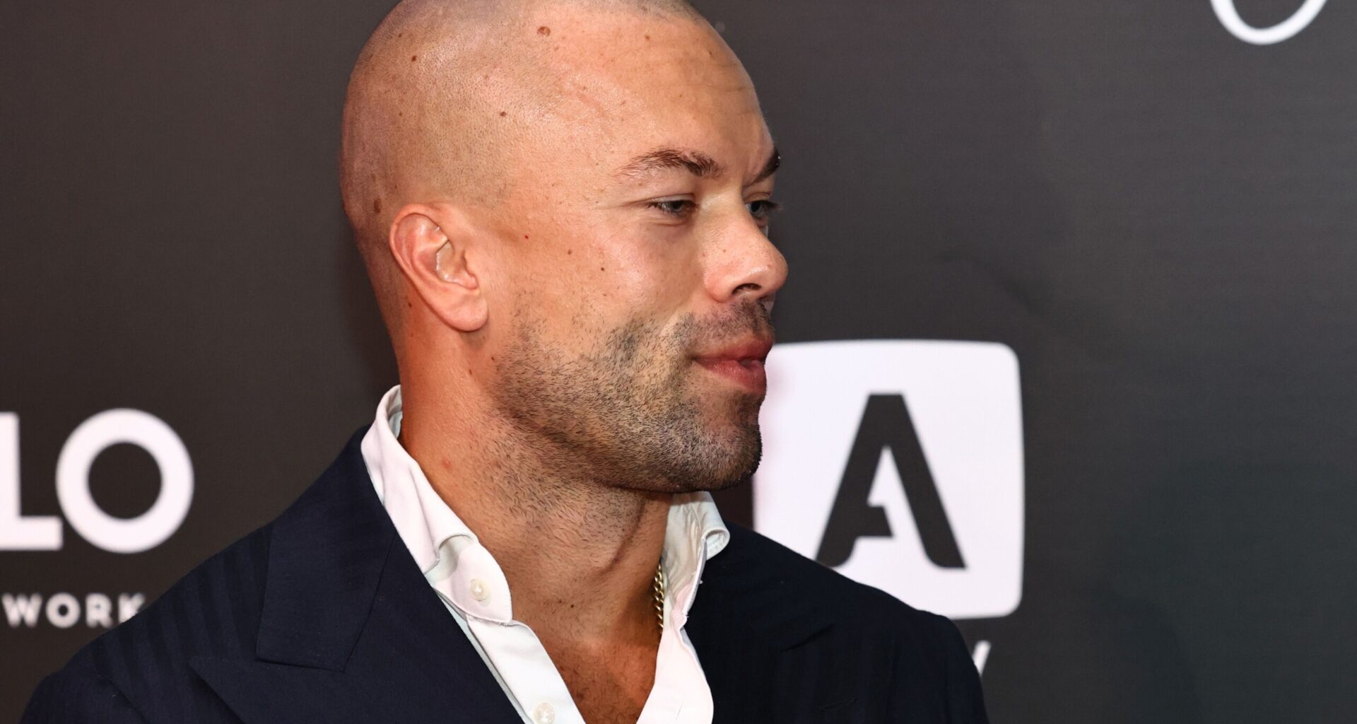 Matias Petäistön paidattomuus ihmetytti – Jan täräytti syyn