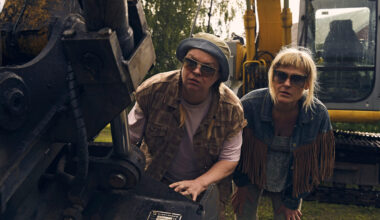 100 litraa sahtia yhdistää ronskin huumorin synkkään pohjatarinaan