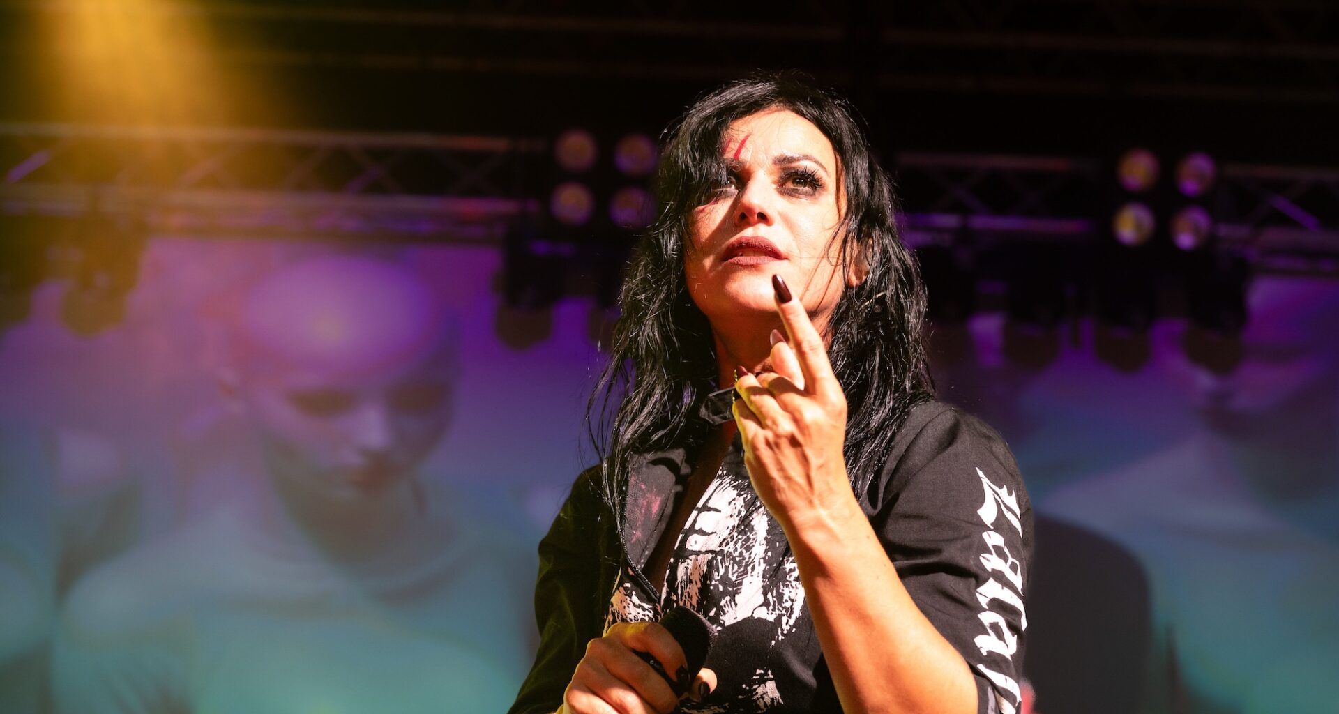 Kohdellaanko naispuolisia metallimuusikoita eri tavalla kuin miehiä? Lacuna Coilin laulaja kertoo kokemuksistaan