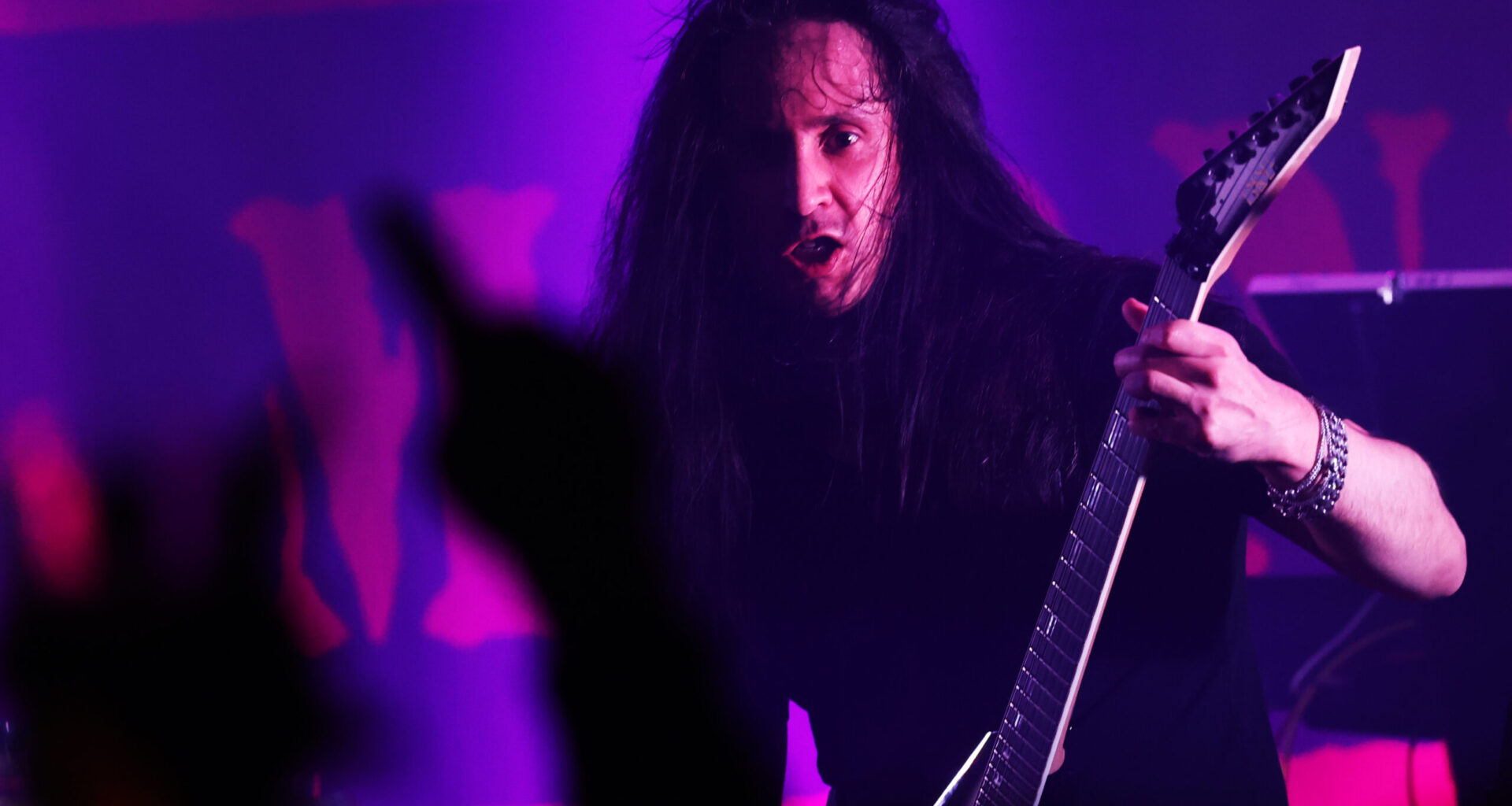 Beast in Black löysi korvaajan kesken kiertueen kelkasta tippuneelle kitaristille