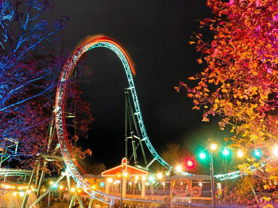 Linnanmäen Taiga-vuoristorata iltavalaistuksessa. Kuva otettu vuoden 2023 Valokarnevaaleista.