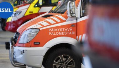 Mopo ajoi traktorin perään Uuraisilla | Keski-Suomi