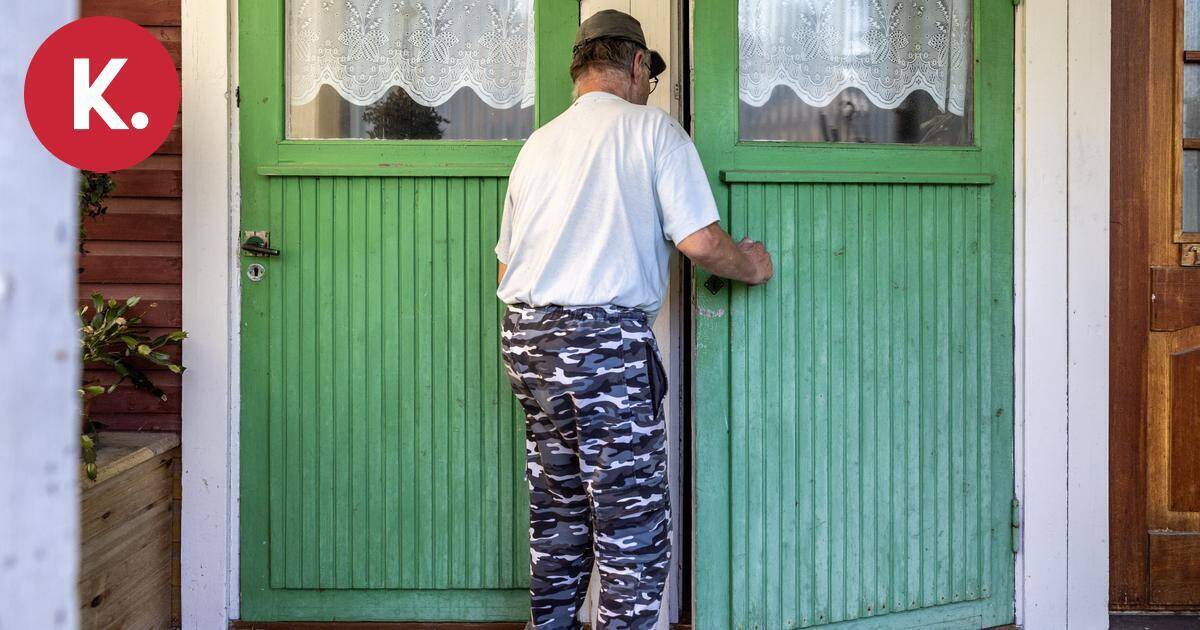 "Tuossahan se yläkerran hellahuoneessa asui" – Karjalainen pääsi kurkistamaan Katri Helenan synnyinkotiin | Paikalliset