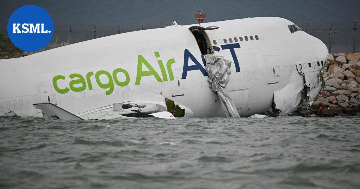 Rahtikone törmäsi lentokentällä olleeseen ajoneuvoon Hongkongissa ja suistui mereen, kaksi ihmistä kuoli | Uutissuomalainen