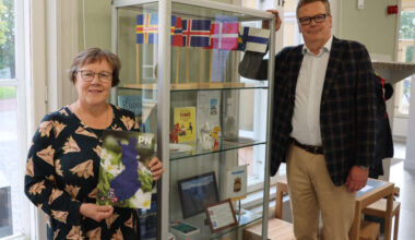 Naapurit tutuiksi jo 80 vuotta – Pohjola-Nordenin paikallisosaston juhlanäyttely on esillä kirjastossa