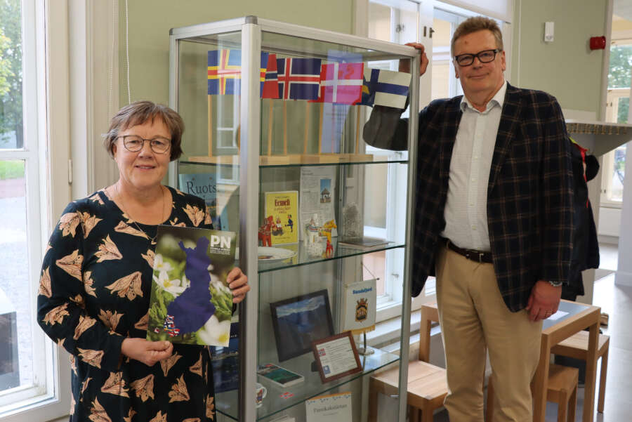 Naapurit tutuiksi jo 80 vuotta – Pohjola-Nordenin paikallisosaston juhlanäyttely on esillä kirjastossa