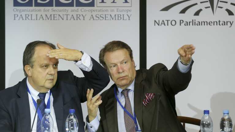 Joao Soares och Ilkka Kanerva från OSSE under en presskonferens i Kiev den 26 maj 2014