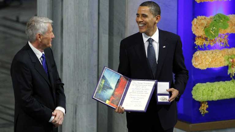 Barack Obama Nobel-palkinto käsissään.